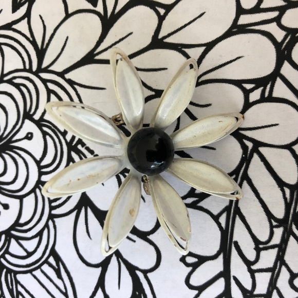 Medium black White 1960’s enamel flower brooch - Picture 2 of 3